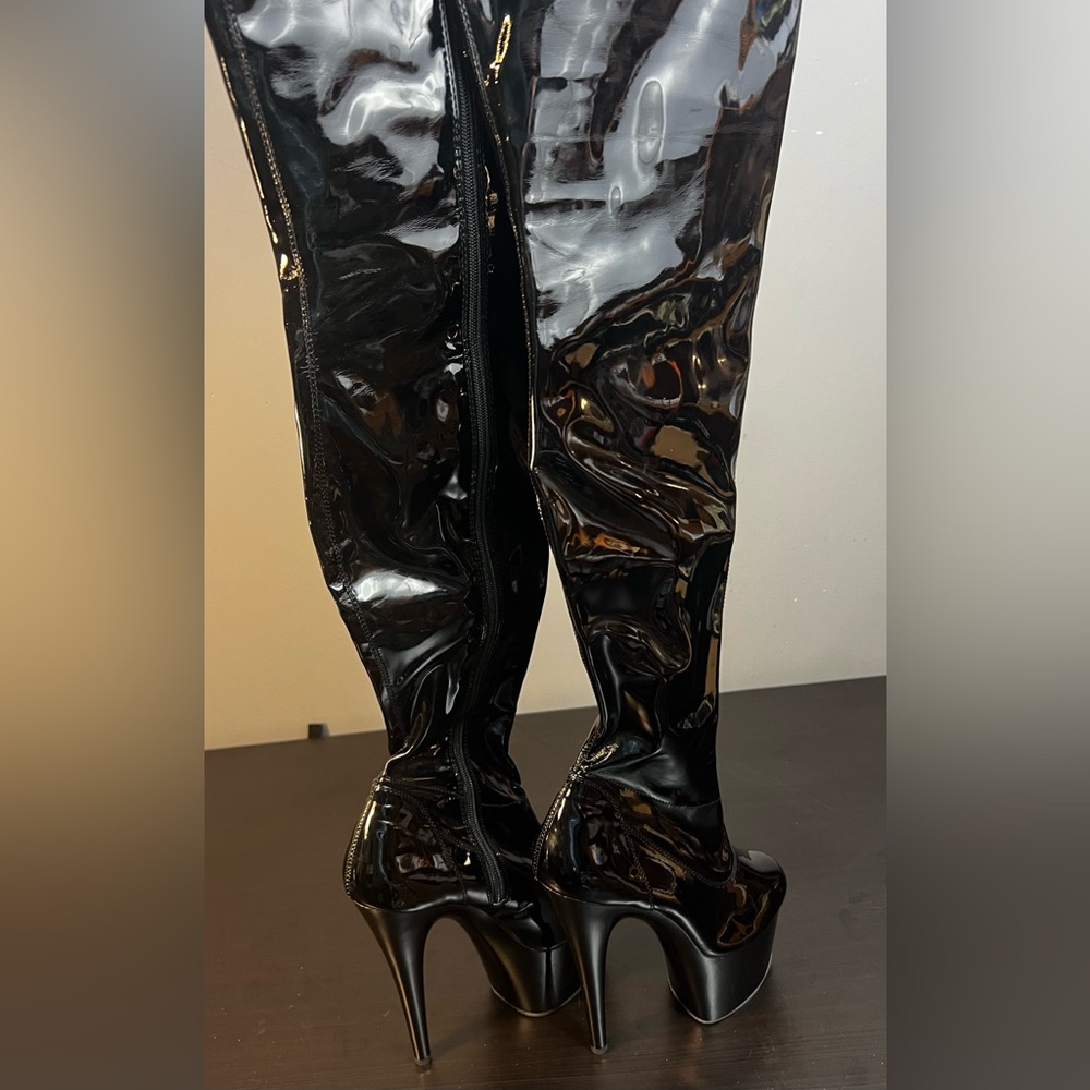 Pleaser’s Shoes Delight 3000
Patent leather Thigh High Boots